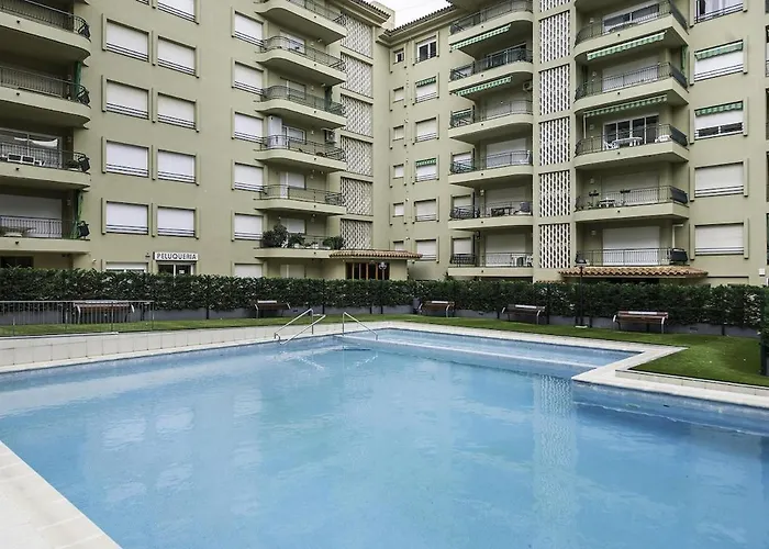 Con Piscina Y Parking En *